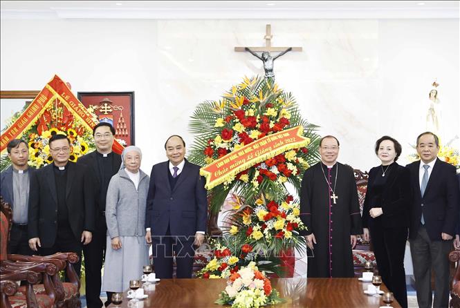 Chủ tịch nước Nguyễn Xuân Phúc tặng hoa chúc mừng Toà Tổng Giám mục Hà Nội Tổng giáo phận Hà Nội. Ảnh: Thống Nhất/TTXVN