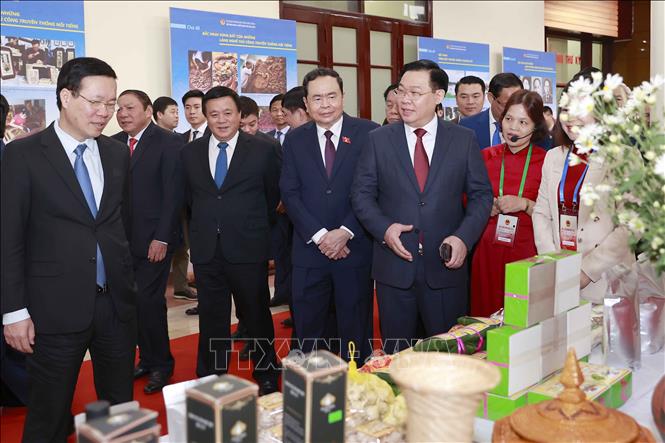Chủ tịch Quốc hội Vương Đình Huệ và đại biểu tham quan gian trưng bày sản phẩm OCOP tại triển lãm Bản sắc văn hoá Bắc Ninh. Ảnh: Doãn Tấn/TTXVN