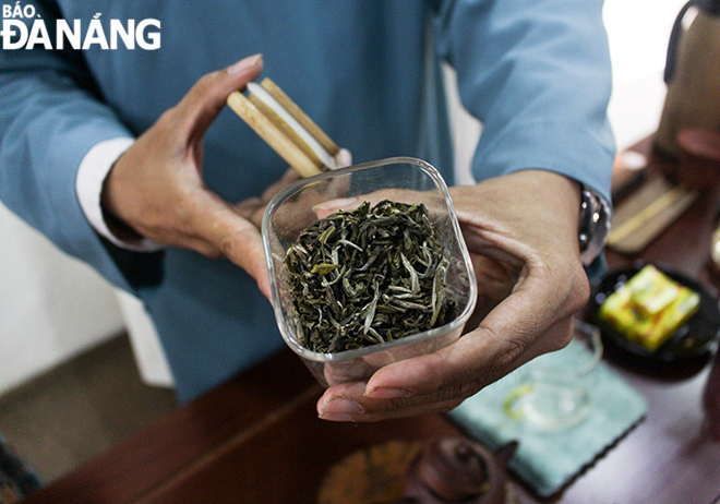 The ancient Shan Tuyet tea is picked from the over-100-year-old ancient tea forest at an altitude of 1,600m on the peaks of mountains in the Northwest region.