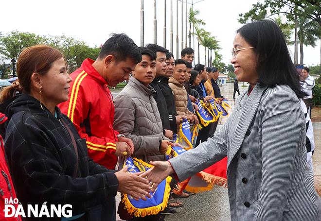  Vice Chairwoman of the municipal People's Council Nguyen Thi Anh Thi presents souvenir flags to representatives from the groups of participating runners