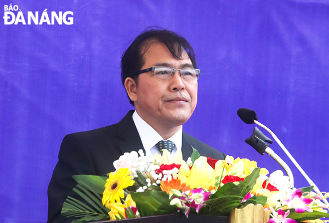 DA NANG Newspaper Editor-in-chief Nguyen Duc Nam speaking at the opening ceremony of the road races