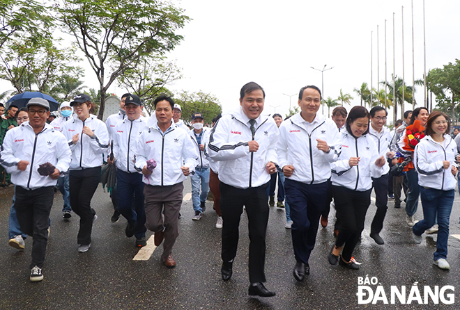 City leaders and members of the Organizing Board are seen racing in response to the movement