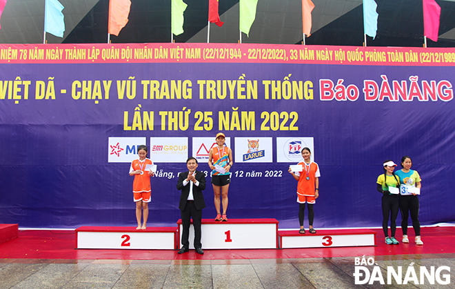 Editor-in-Chief of Da Nang Newspaper Nguyen Duc Nam presents prizes to outstanding female athletes.