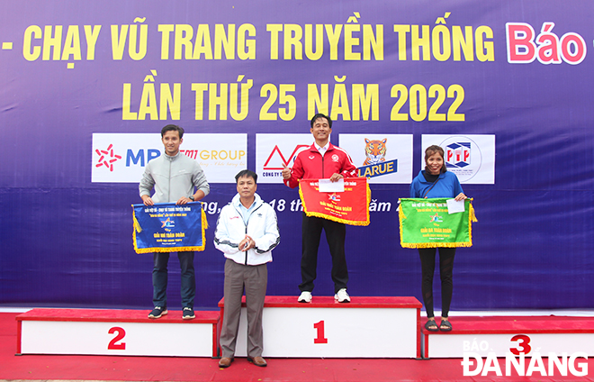 Deputy Editor-in-Chief of the Da Nang Newspaper Phan Van Tan presents prizes to  top three winners in the team category of senior high schools