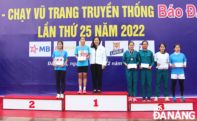  Deputy Editor-in-Chief of Da Nang Newspaper Tran Thi Thu Thuy and female athletes who finished the races.