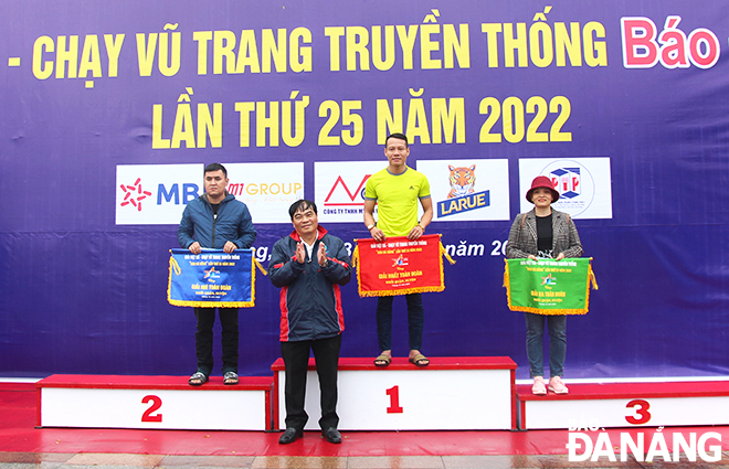 Deputy Director of the Department of Culture and Sports Nguyen Trong Thao awarded prizes to winners of the team category of districts