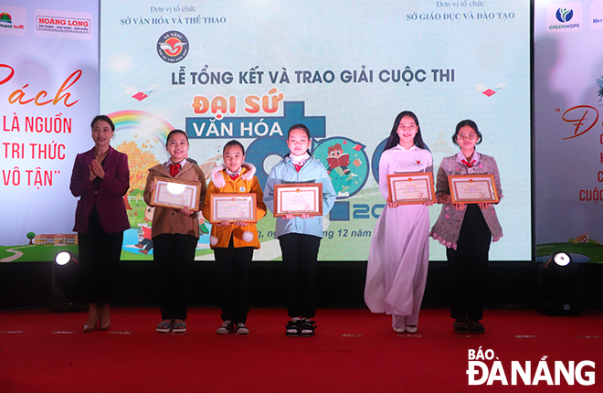 Deputy Director of the Da Nang Department of Culture and Sports Nguyen Thi Hoi An (first left) presenting prizes to candidates who have achieved achievements at the Ministry of Culture, Sports and Tourism-hosted Reading Culture Ambassador Contest 2022. 
