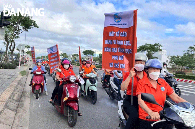 Hội viên Hội Liên hiệp Phụ nữ quận Liên Chiểu tham gia tuyên truyền về phòng, chống bạo lực, xâm hại phụ nữ và trẻ em. Ảnh: KHÁNH HÒA