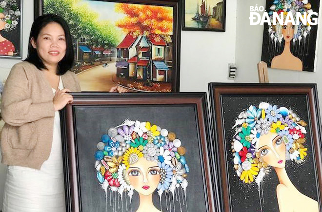  Painter Tran Thi My Hanh with paintings handmade from snails and pebbles. Photo: T.Y