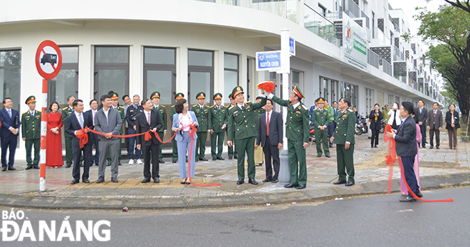 Ban tổ chức cắt băng khánh thành tên đường Nguyễn Chơn tại khu đô thị Phương Trang (quận Liên Chiểu)