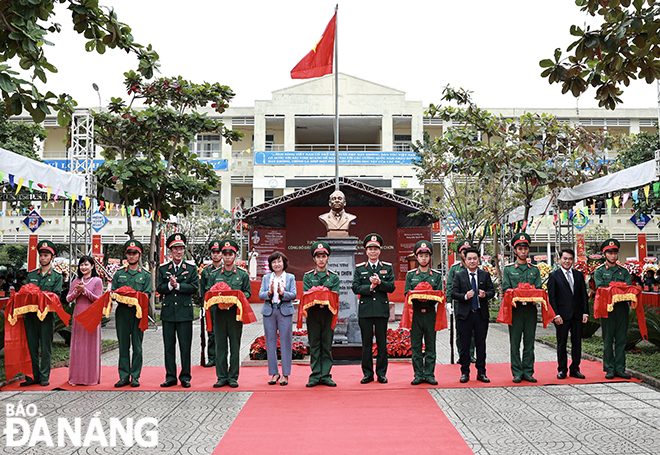 Phó tổng Tham mưu trưởng Quân đội nhân Việt Nam Trung tướng Nguyễn Trọng Bình (thứ 6, từ phải sang) và Phó Chủ tịch UBND thành phố Ngô Thị Kim Yến (thứ 8, từ phải sang) cùng đại diện chính quyền địa phương, gia đình cắt băng khánh thành tượng Thượng tướng Nguyễn Chơn tại Trường THCS Nguyễn Chơn (phường Hòa Minh, quận Liên Chiểu)