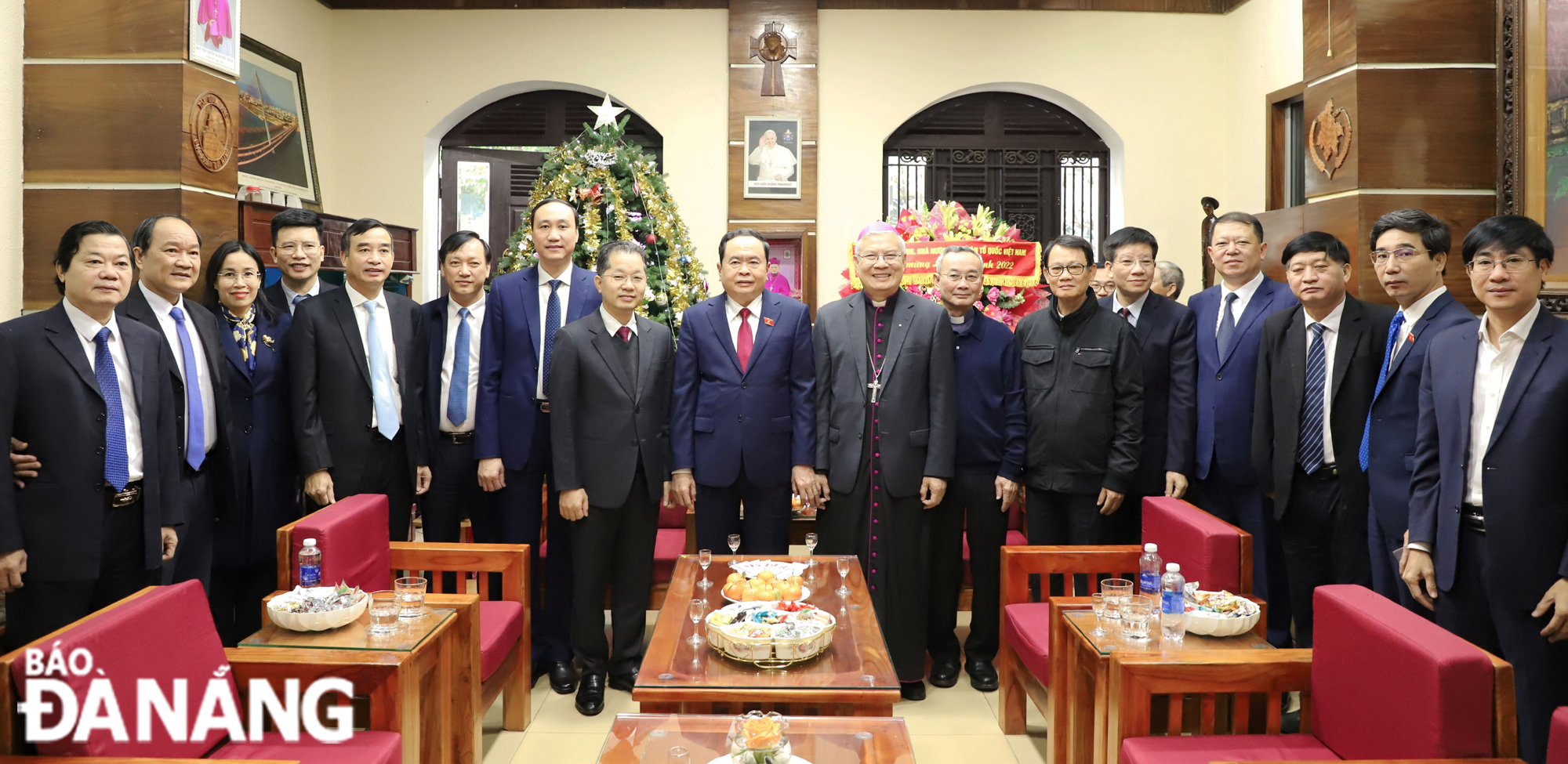 National Assembly Permanent Vice Chairman Tran Thanh Man (9th, right), Da Nang Party Committee Secretary Nguyen Van Quang (8th, left), municipal People's Committee Chairman Le Trung Chinh (5th, left) and Bishop of the Diocese Dang Duc Ngan