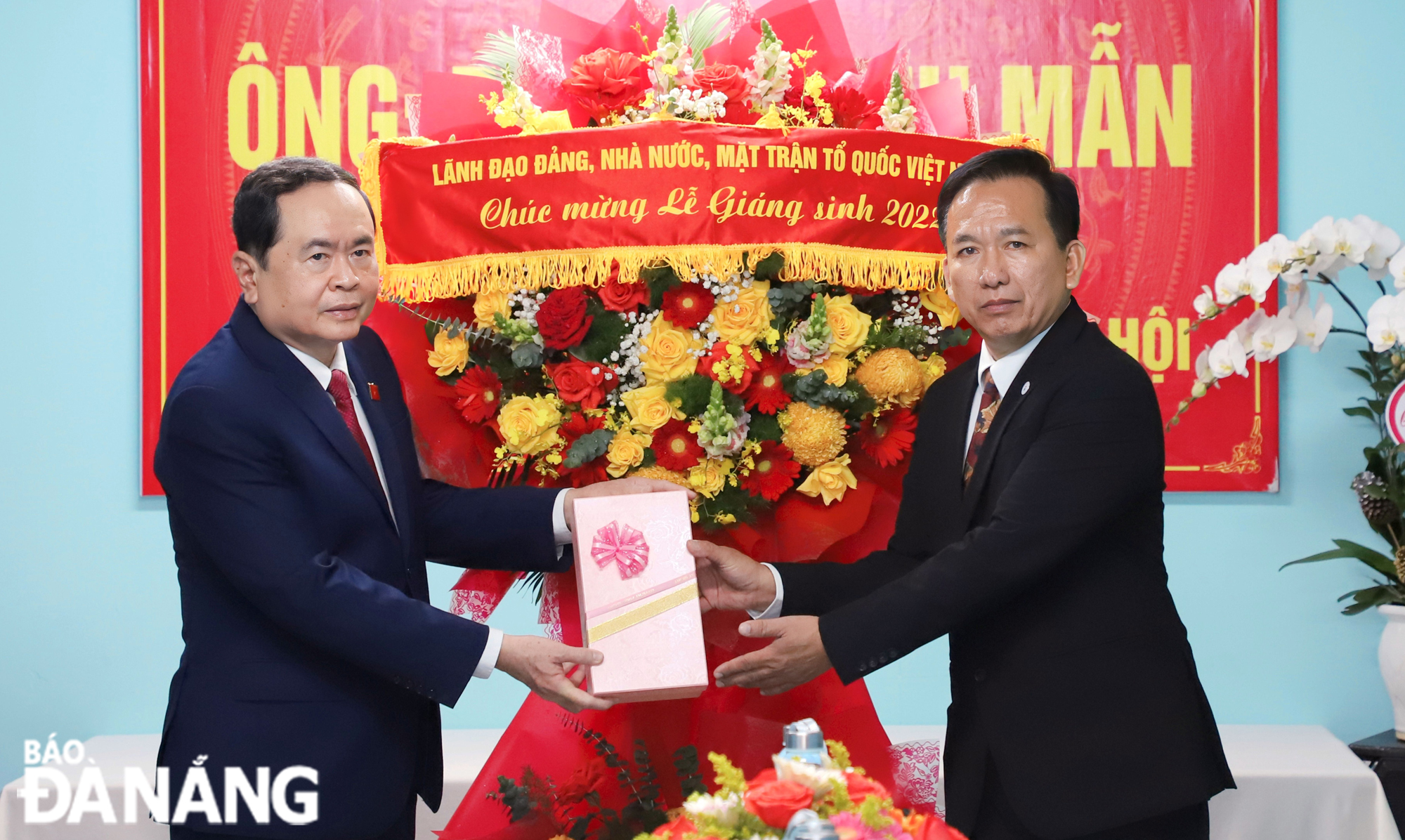 National Assembly Permanent Vice Chairman Tran Thanh Man (left) presenting a souvenir to Head of the city-based Viet Nam Christian Mission Pastor, Parson Nguyen Quang Duc.