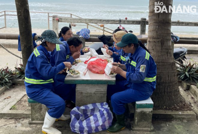 Sanitation workers are observed having lunch right on the beach to continue collecting garbage and cleaning the beach in the afternoon.