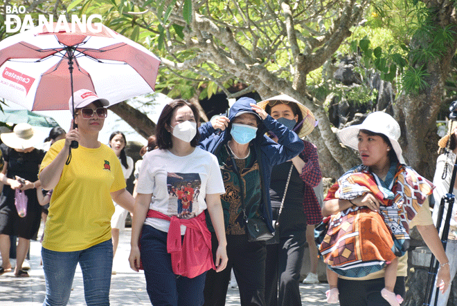 Travel businesses in the city are exerting every effort to attract tourists during the Lunar New Year 2023. In the photo: Tourists visiting the Marble Mountains recognised as a special national-level relic site special national scenic site by the Ministry of Culture, Sports and Tourism. Photo: THU HA