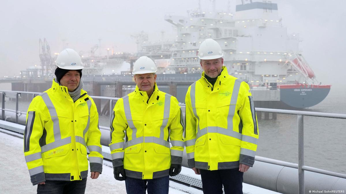 Thủ tướng Đức Olaf Scholz (giữa) thăm cơ sở tiếp nhận khí hóa lỏng đầu tiên tại cảng Wilhelmshaven ngày 17-12. Ảnh: AFP