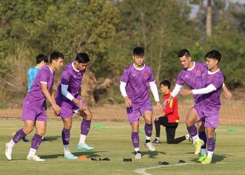 Đội tuyển Việt Nam nỗ lực tập luyện cho trận đấu đầu tiên gặp Lào. Ảnh: VFF