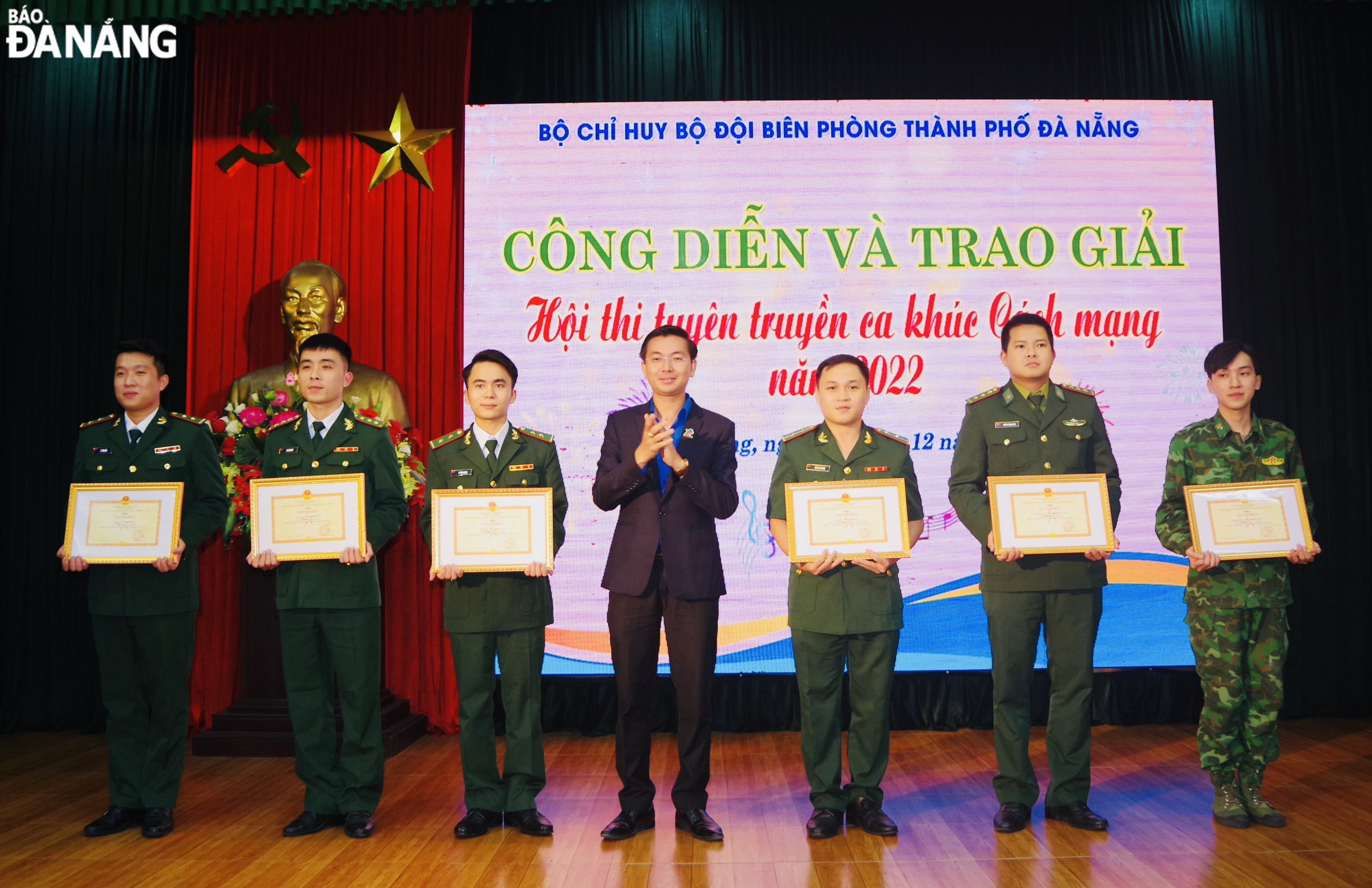 Phó Bí thư Thành Đoàn Đà Nẵng Nguyễn Bá Duân (giữa) trao giải cho các cá nhân đạt giải.