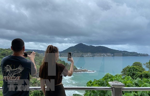Foreign tourists visit Phuket Island, Thailand. (Photo: VNA)