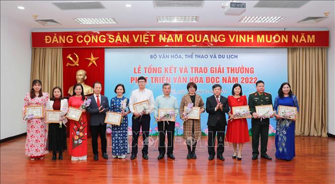 Các tập thể, cá nhân nhận giải thưởng Phát triển Văn hóa đọc năm 2022 chụp ảnh chung cùng các đại biểu. Ảnh: Thanh Tùng/TTXVN