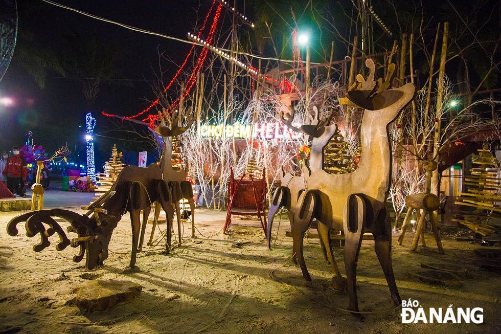 Chợ đêm Helio được trang trí nhiều đồ vật đầy màu sắc đón Giáng sinh.