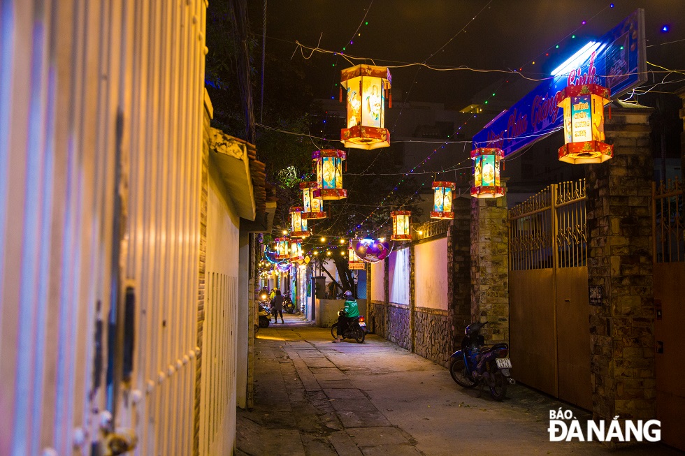 Các hẻm nhỏ trên đường Trần Cao Vân được người dân trang trí đèn và hoa để đón ngày lễ Giáng sinh 2023.