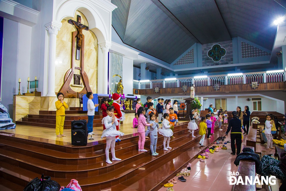 Nhiều trẻ nhỏ đang tập luyện văn nghệ tại nhà thờ Tam Toà (quận Thanh Khê) để biểu diễn trong đêm Giáng sinh.