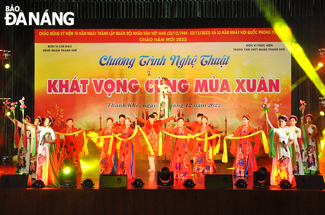 A scene of a performance entitled 'Ngan Nam Vang Mai' (Thousand years of resounding forever) by singers and actors of Thanh Khe District. Photo: X.D