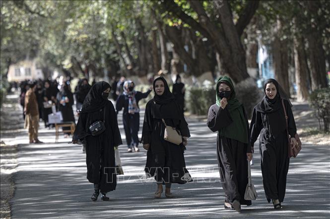 Nữ sinh đến trường học tại Kabul, Afghanistan ngày 13-10-2022. Ảnh: AFP/TTXVN