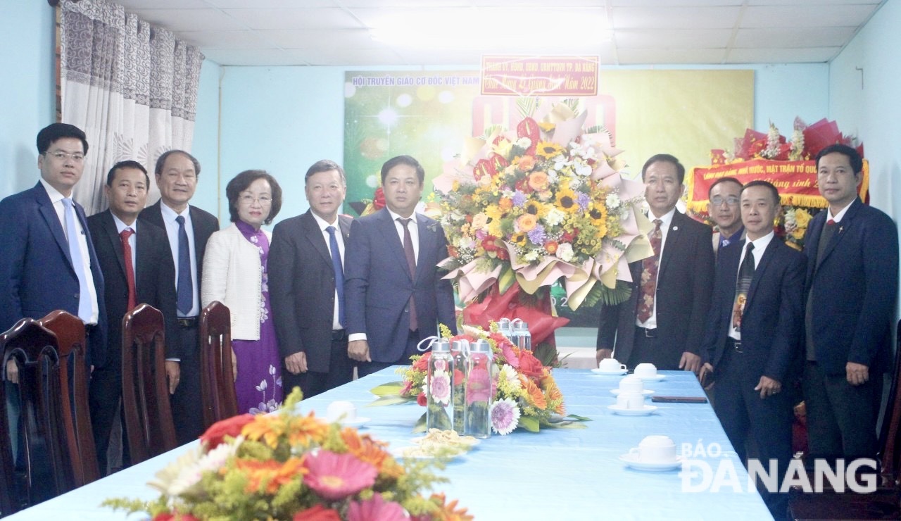 Da Nang leaders visited and congratulated the city-based Viet Nam Christian Mission on the occasion of Christmas 2022. Photo: X.HAU