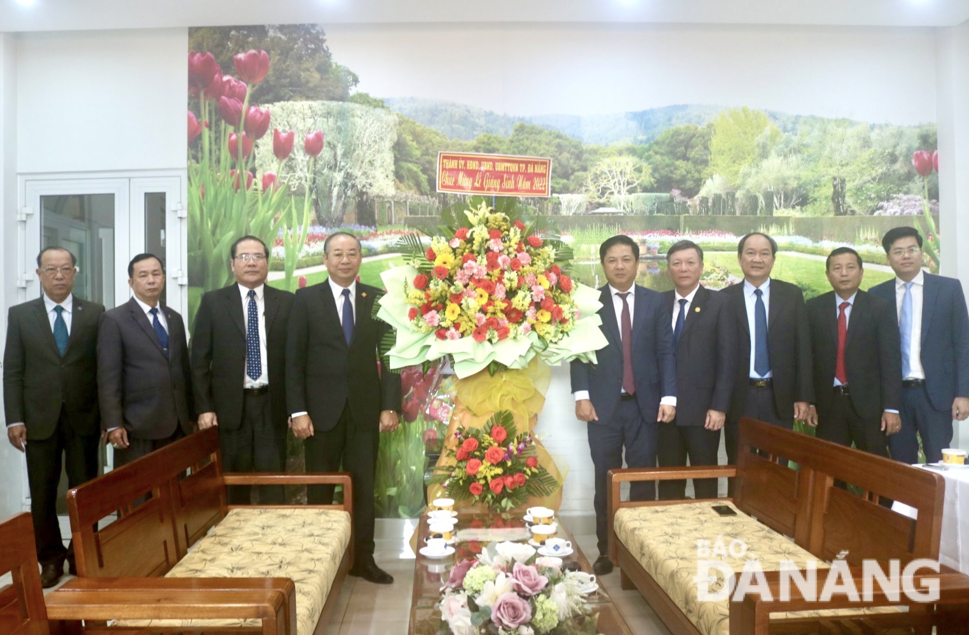 Da Nang Party Committee Deputy Secretary Luong Nguyen Minh Triet (fifth, left) visited and congratulated the local local representative board of the Evangelical Church of Viet Nam (South) on the occasion of the Christmas season 2022. Photo: N.V