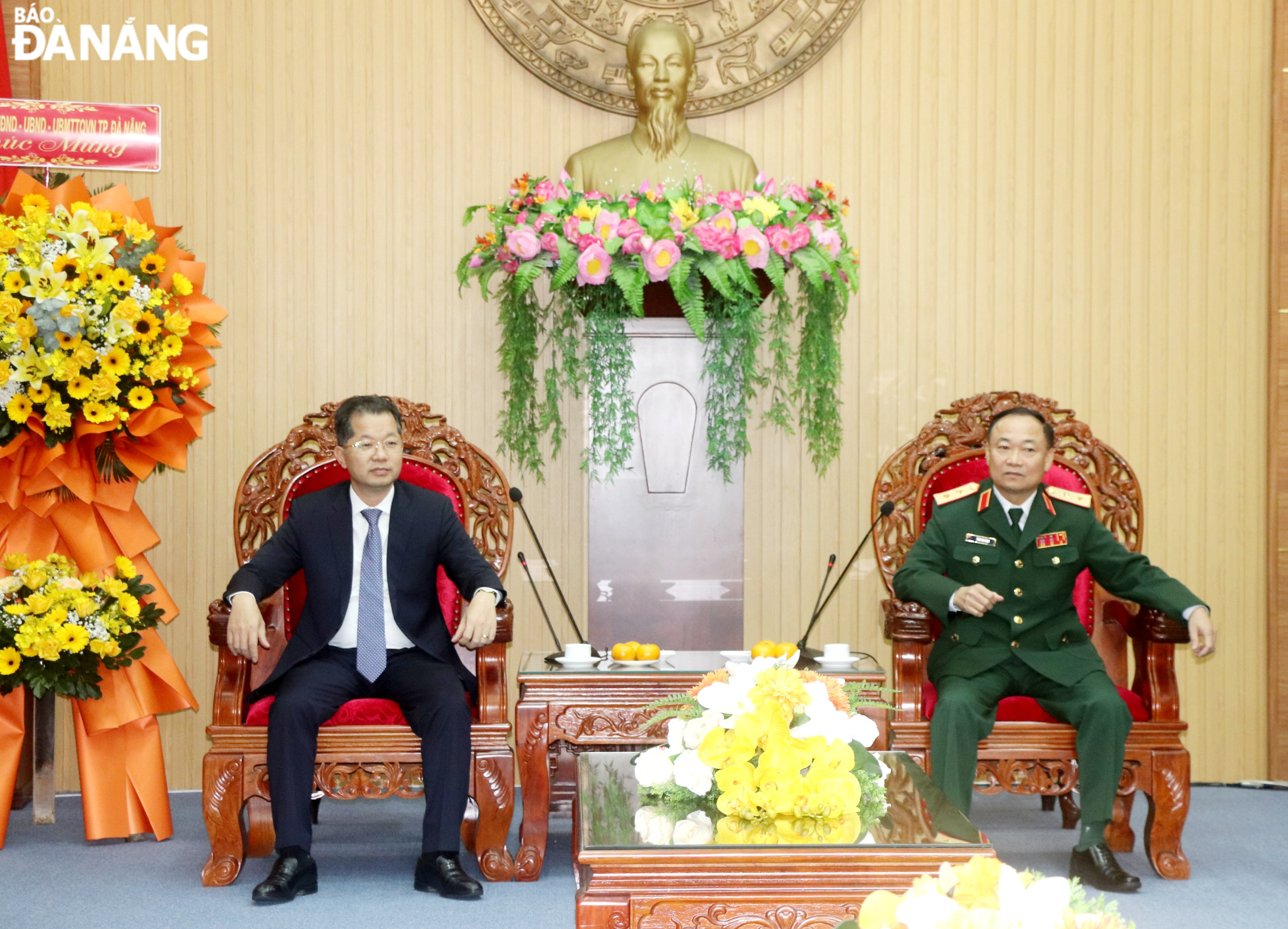 Da Nang Party Committee Secretary Nguyen Van Quang (left) speaking during his visit to the Military Zone 5 . Photo: LE HUNG