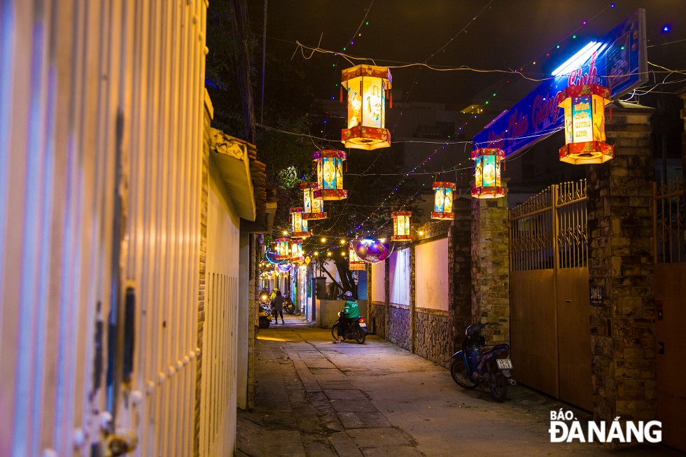 Small alleys on Tran Cao Van Street are lit up with lights and lanterns to welcome Christmas season.