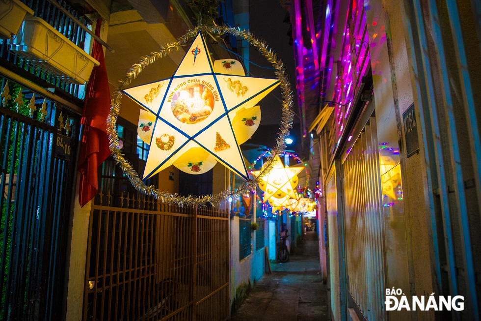 Almost all alleys on Tran Cao Van Street are decorated colourfully to prepare for this year's Christmas season.