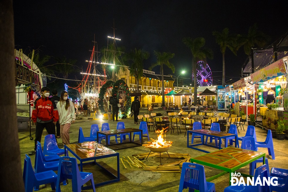 Visitors to stalls inside the Helio night market will feel the cozy Christmas atmosphere when the stalls here prepare a fire for each table as shown in the picture.