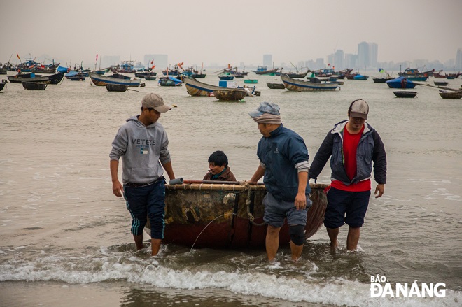 Ngư dân sẽ bắt đầu ra khơi đánh bắt ruốc biển vào 5 giờ chiều hôm trước và vào bờ vào sáng sớm hôm sau.