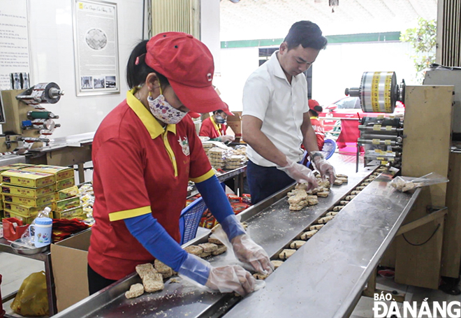 With modern machinery, the 'banh kho me' making stages have been shortened to promptly meet the needs of customers.