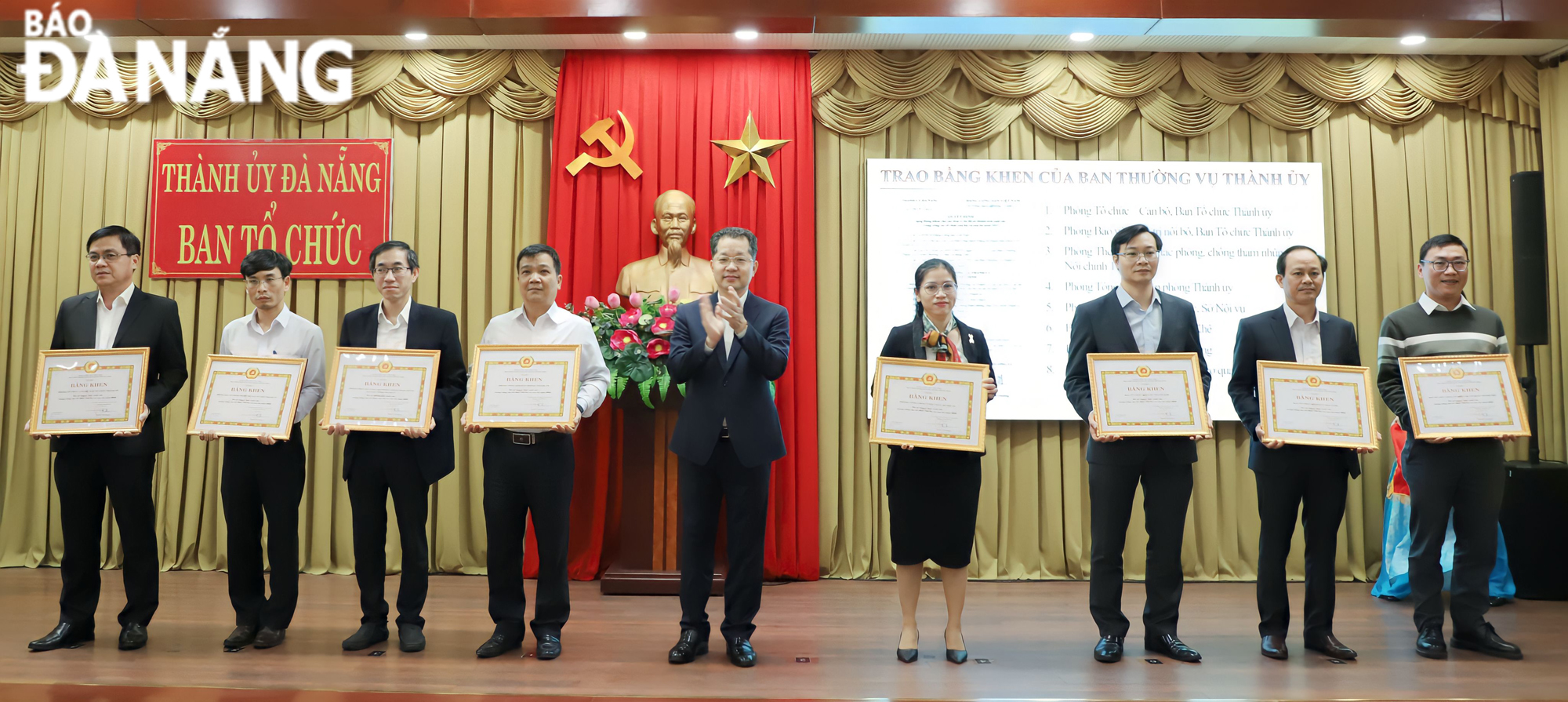 Bí thư Thành ủy Nguyễn Văn Quảng tặng Bằng khen của Ban Thường vụ Thành ủy cho các tập thể có thành tích xuất sắc trong năm 2022. Ảnh: NGỌC PHÚ