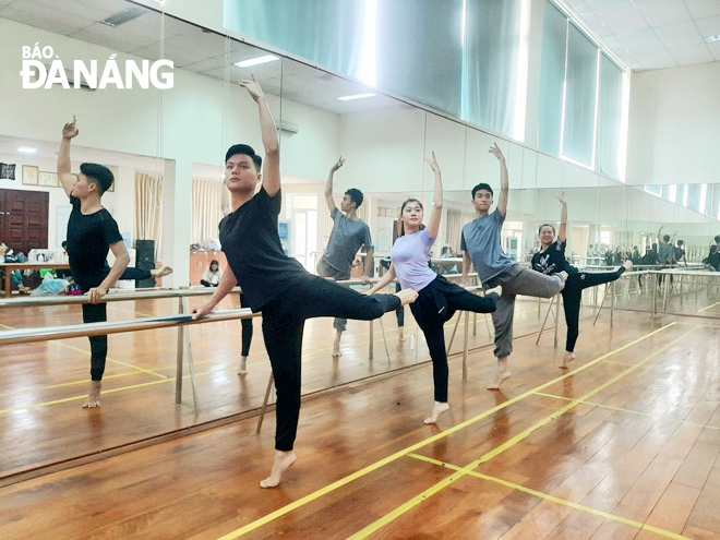 Các nghệ sĩ múa thuộc Đoàn văn công Quân khu 5 trong một buổi tập luyện. Ảnh: KHÁNH HÒA
