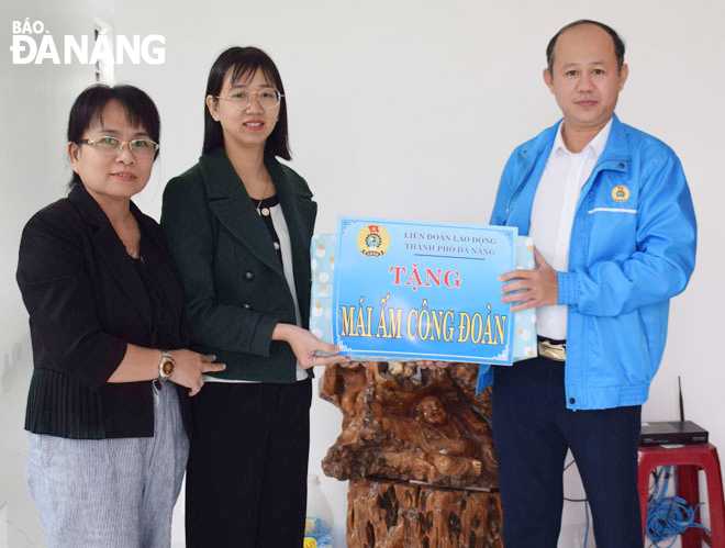Đại diện Liên đoàn Lao động thành phố (bên phải) thăm và trao tiền hỗ trợ xây nhà “Mái ấm Công đoàn” cho cô giáo Nguyễn Thị Luyến. Ảnh: Đ.H.L