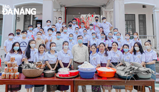 Du học sinh Lào học tại Trường Đại học Sư phạm (Đại học Đà Nẵng) tham gia gói bánh chưng đón Tết do trường tổ chức. Ảnh: T.V