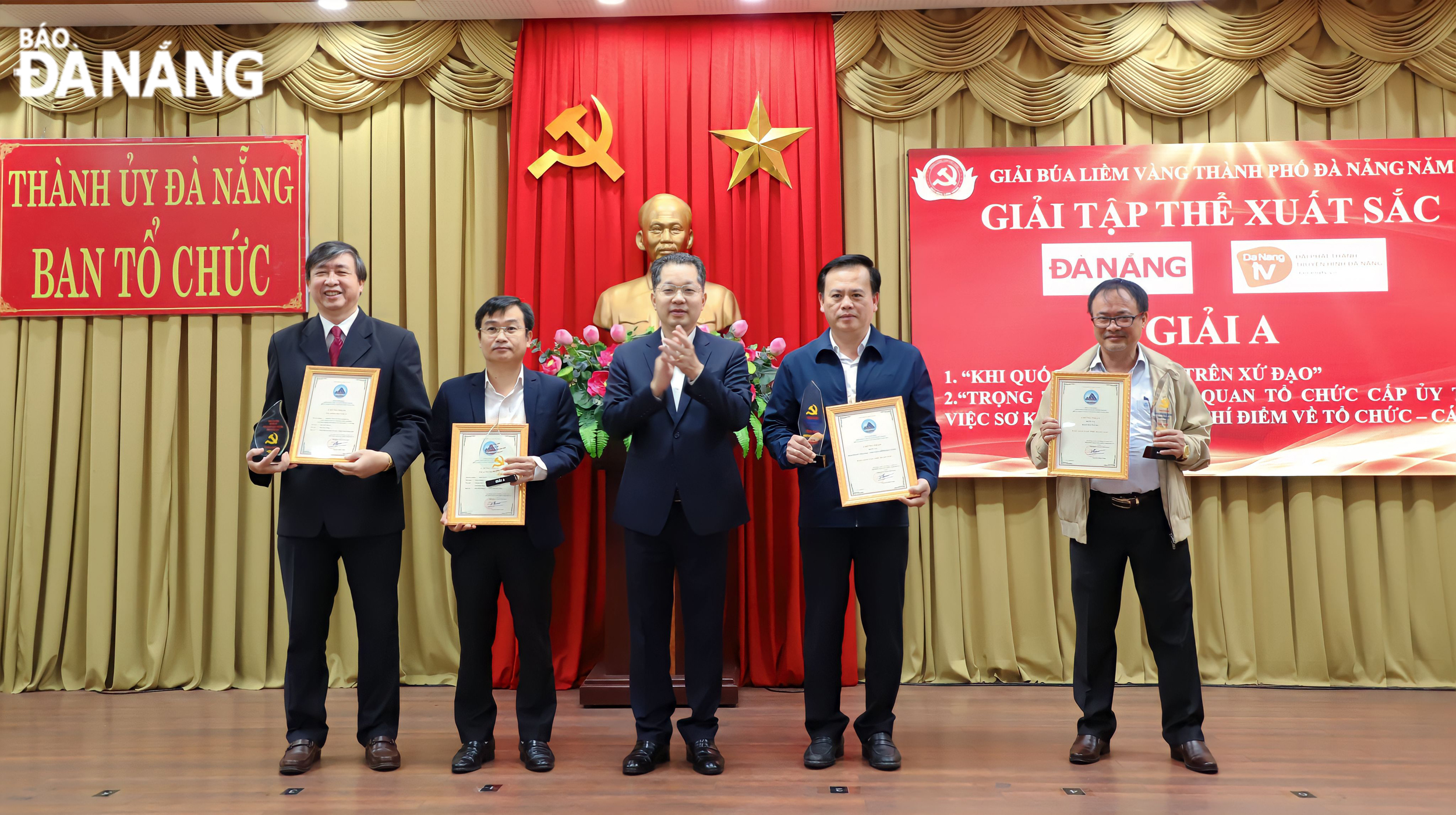 Da Nang Party Committee Secretary Nguyen Van Quang (middle) awarding prizes for outstanding individuals and organisations . Photo: NGOC PHU