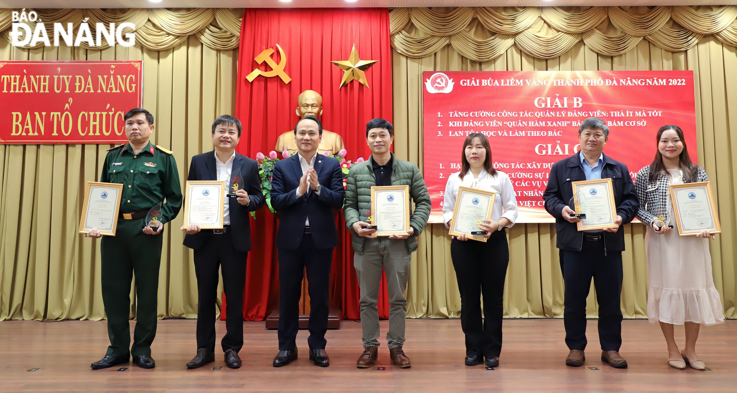 Mr Nguyen Dinh Vinh, the Head of the Organizing Board of the Da Nang Party Committee (third, left) and B and C winners. Photo X.D