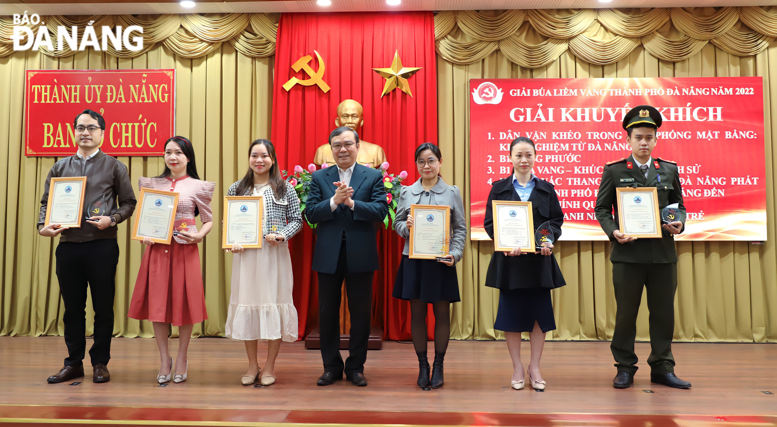 Mr Nguyen Ba Son, the Deputy Head of the Organizing Board of the Da Nang Party Committee, (middle) and consolation prize winners. Photo: NGOC PHU