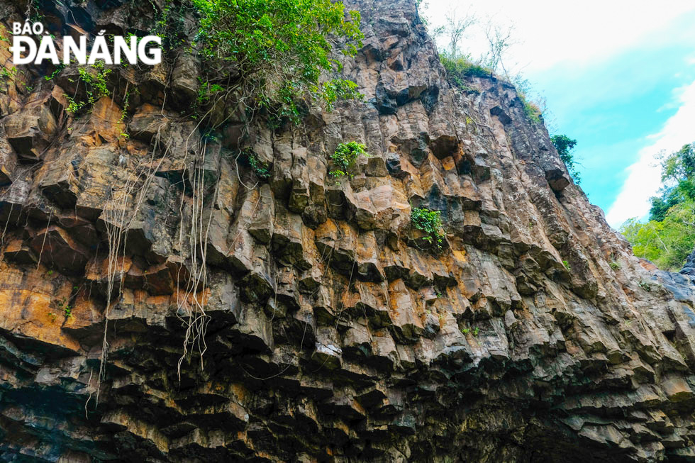 Kết cấu trầm tích ở Vực Hòm giống với Danh lam thắng cảnh quốc gia đặc biệt gành Đá Đĩa (xã An Ninh Đông, huyện Tuy An, tỉnh Phú Yên).	