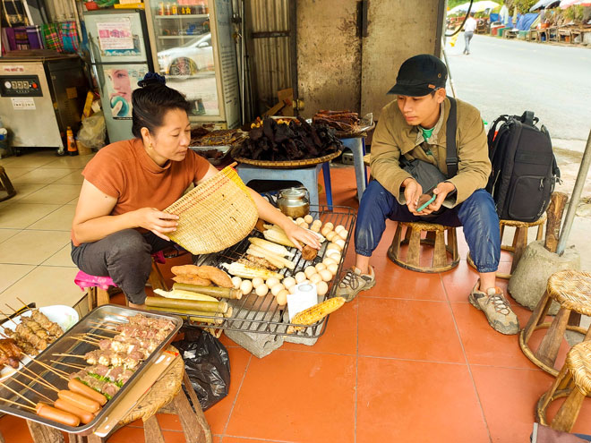 Du khách thưởng thức đặc sản Tây Bắc tại quán Hương Cường dưới chân Thác Bạc. Ảnh: Đ.H.L