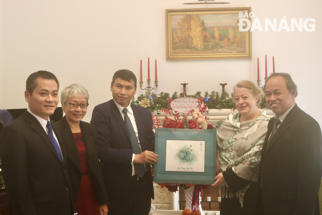 Vice Chairman of the Da Nang People's Committee Ho Ky Minh (3rd, left) visited and sent New Year wishes to staff of the Consulate General of Russia in Da Nang.