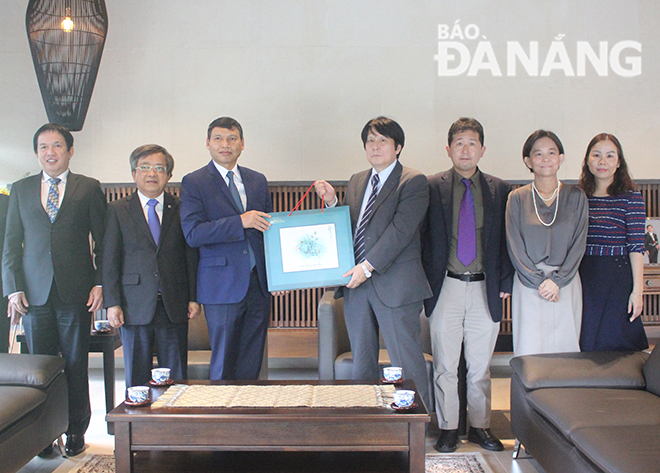 Vice Chairman Ho Ky Minh (3rd, left) congratulated the Consulate General of Japan in Da Nang on New Year occasion. Photo: X.H