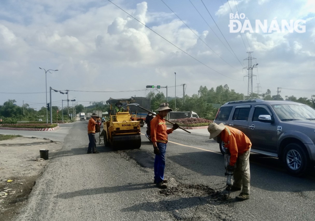 Sáng 23-12, Văn phòng Quản lý đường bộ III.1 đã chỉ đạo các đơn vị bảo trì huy động nhân lực, máy móc khẩn trương thực hiện công tác sửa chữa trên tuyến đường tránh nam Hải Vân. Ảnh: N.Q