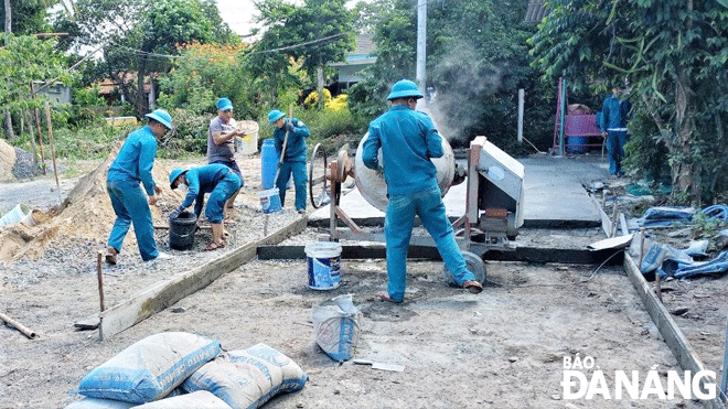 Lực lượng vũ trang huyện Hòa Vang tham gia làm đường bê-tông nông thôn tại thôn Quan Nam 4 (xã Hòa Liên). Ảnh: Bộ Chỉ huy Quân sự huyện Hòa Vang